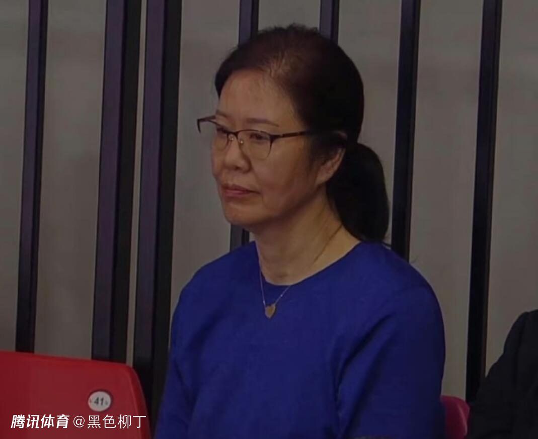 年轻美女