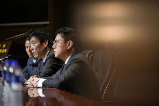 女人扒开尿道让男人玩
